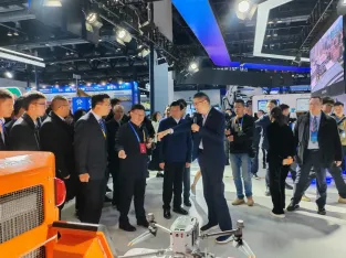 中國國際應急展快訊：應急管理部部長王祥喜了解凌天智能裝備集團無人化裝備創(chuàng)新與應用情況！